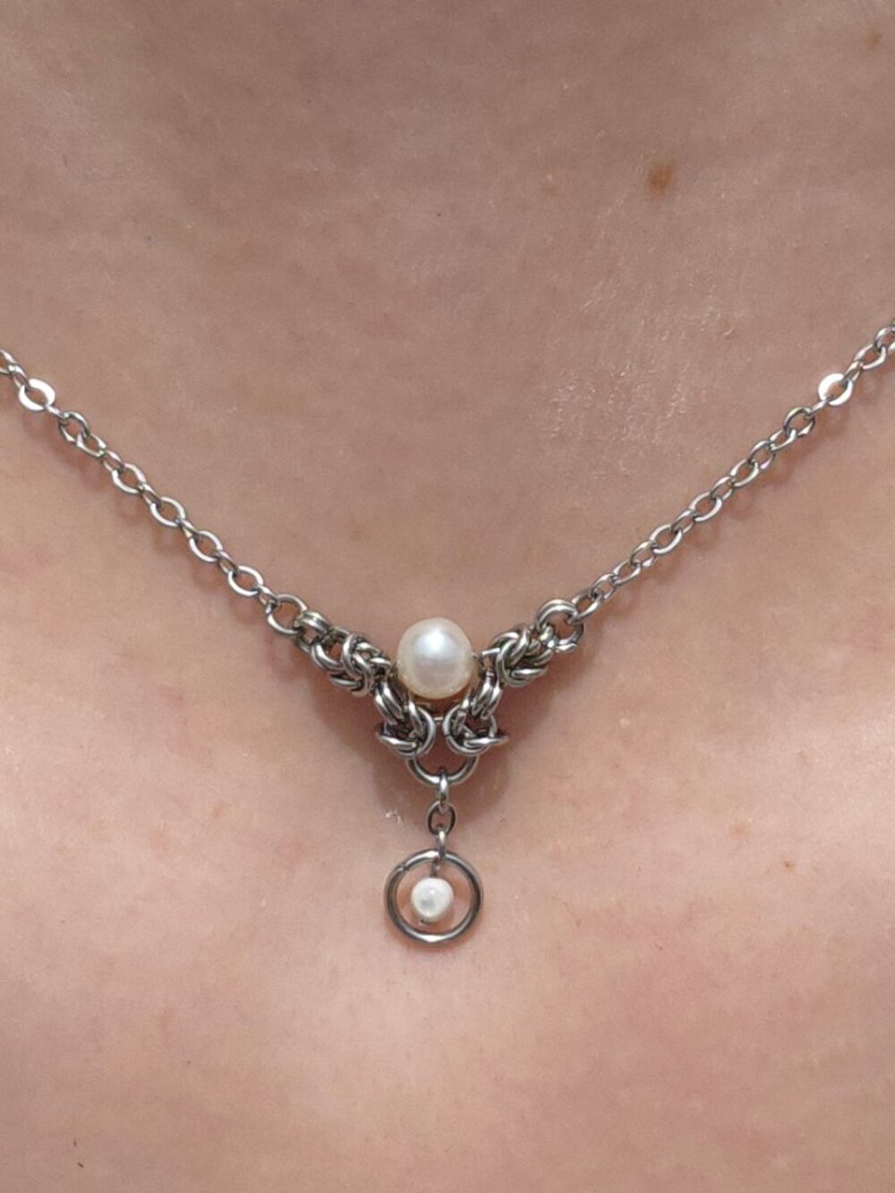 Vintage dainty silver and genuine white pearl necklace - Picture 6 of 10